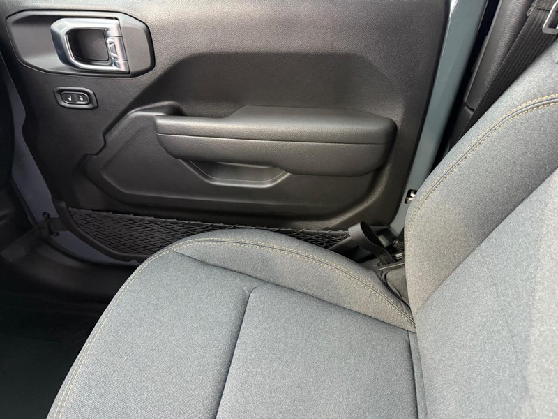 Jeep Wrangler Vehicle Full-screen Gallery Image 26