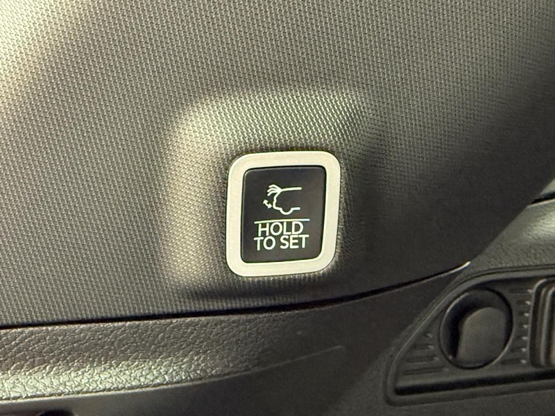 Jeep Grand Cherokee Vehicle Full-screen Gallery Image 8