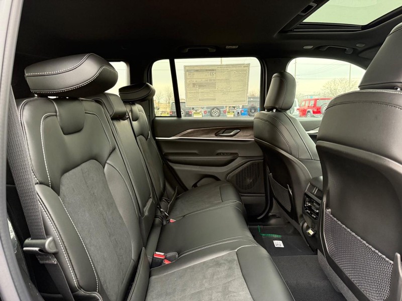 Jeep Grand Cherokee Vehicle Full-screen Gallery Image 12