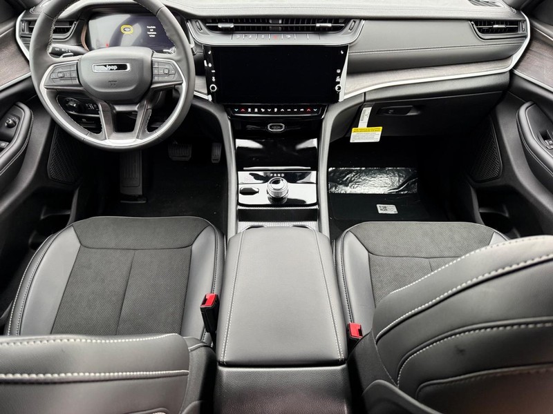 Jeep Grand Cherokee Vehicle Full-screen Gallery Image 15