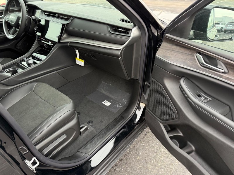 Jeep Grand Cherokee Vehicle Full-screen Gallery Image 17