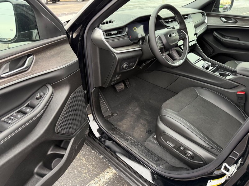 Jeep Grand Cherokee Vehicle Full-screen Gallery Image 19