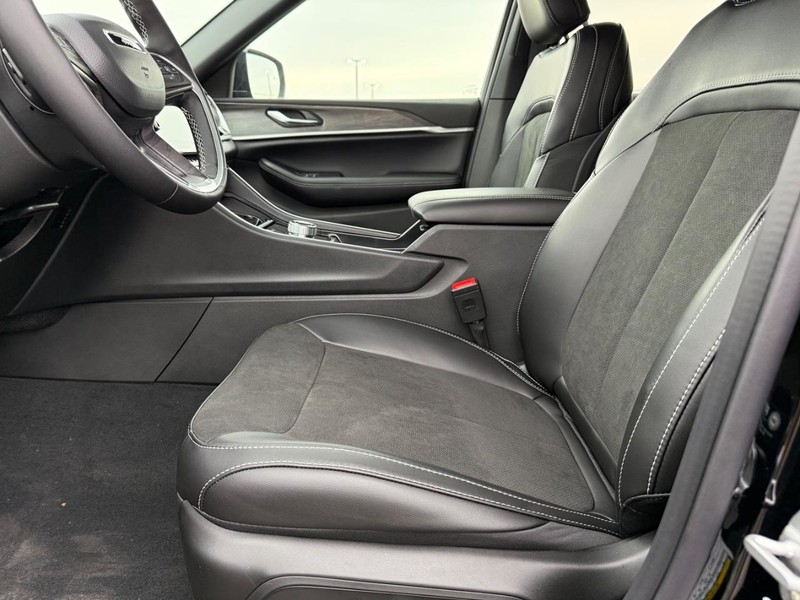 Jeep Grand Cherokee Vehicle Full-screen Gallery Image 20