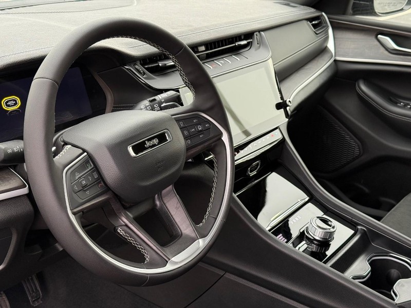 Jeep Grand Cherokee Vehicle Full-screen Gallery Image 21