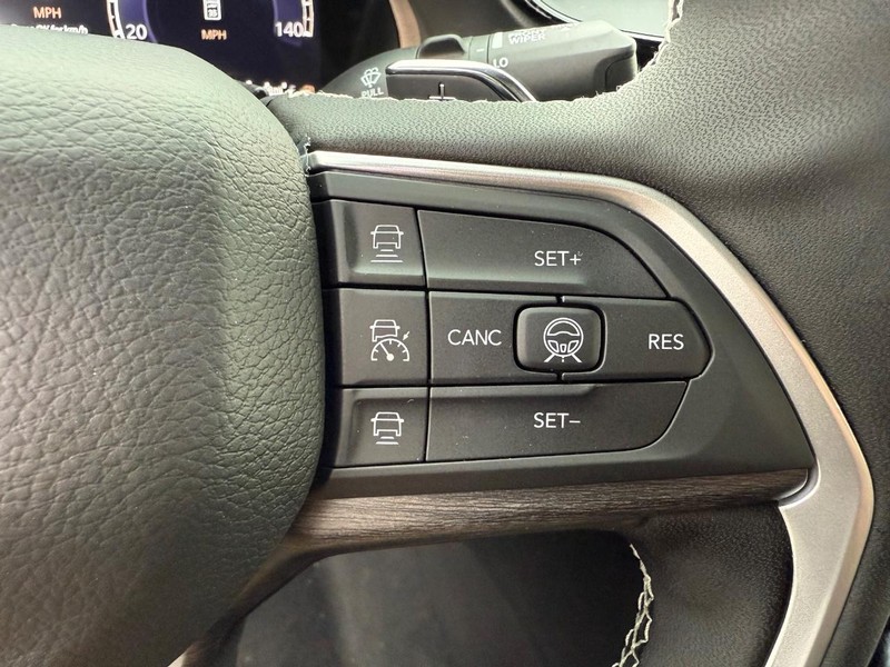 Jeep Grand Cherokee Vehicle Full-screen Gallery Image 23