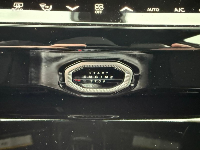 Jeep Grand Cherokee Vehicle Full-screen Gallery Image 24