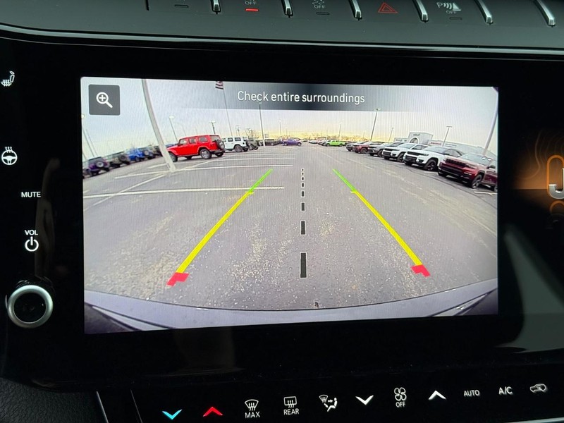 Jeep Grand Cherokee Vehicle Full-screen Gallery Image 26