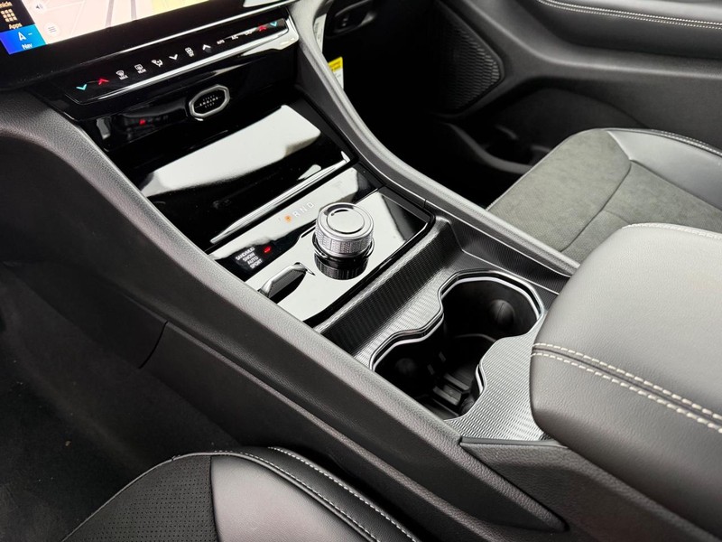 Jeep Grand Cherokee Vehicle Full-screen Gallery Image 27