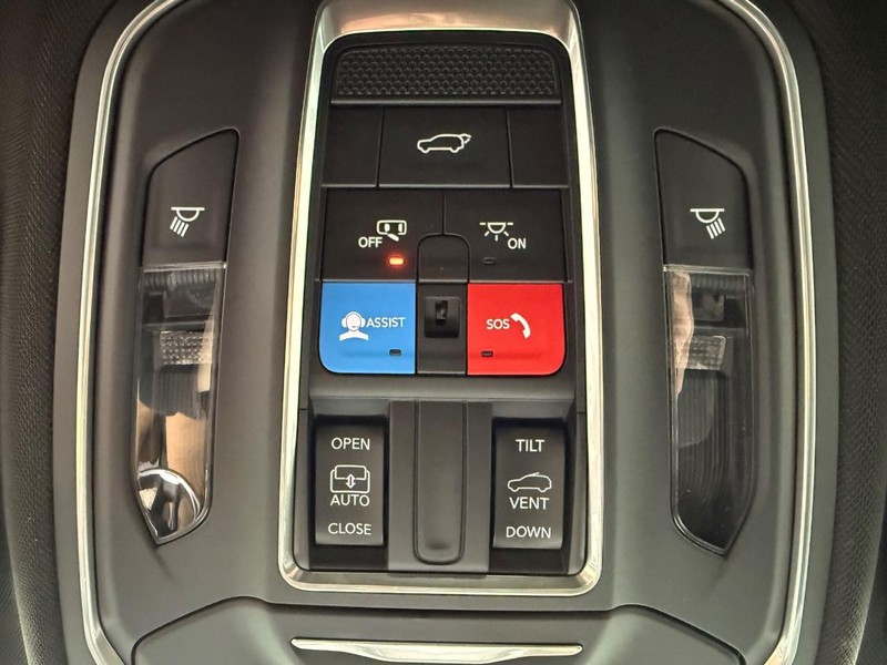 Jeep Grand Cherokee Vehicle Full-screen Gallery Image 29