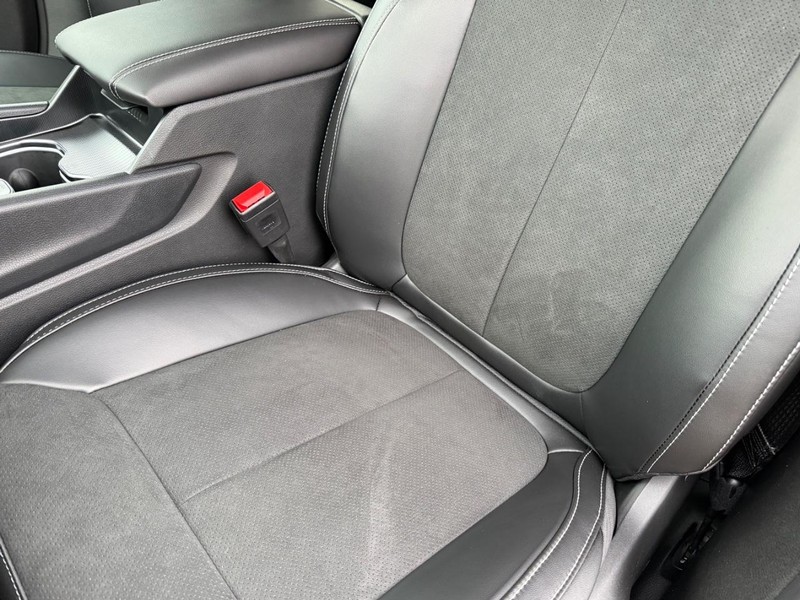 Jeep Grand Cherokee Vehicle Full-screen Gallery Image 32