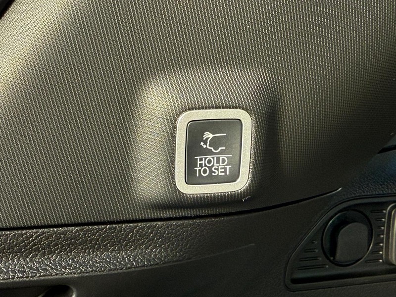 Jeep Grand Cherokee Vehicle Full-screen Gallery Image 8