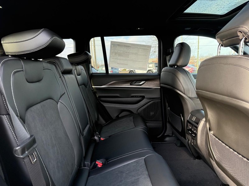 Jeep Grand Cherokee Vehicle Full-screen Gallery Image 11