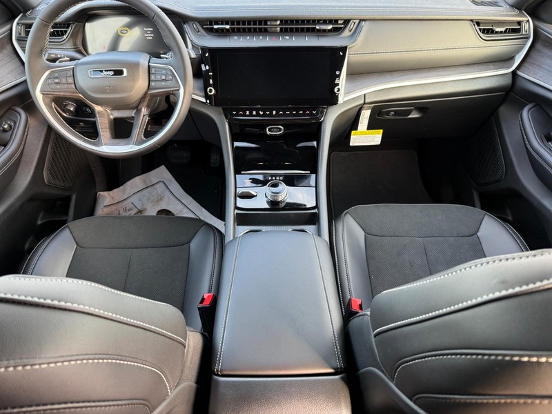 Jeep Grand Cherokee Vehicle Full-screen Gallery Image 14