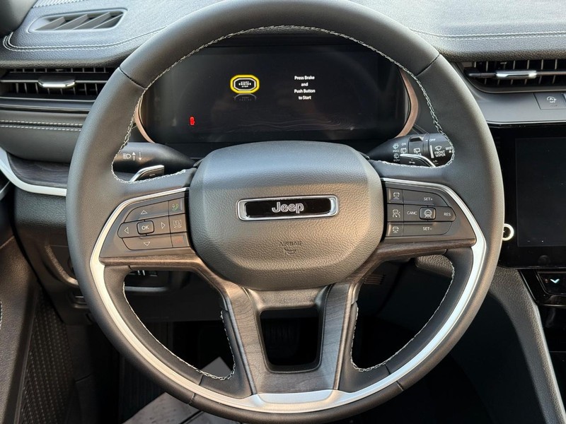 Jeep Grand Cherokee Vehicle Full-screen Gallery Image 15