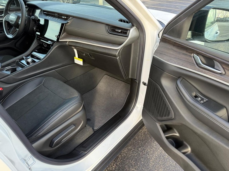 Jeep Grand Cherokee Vehicle Full-screen Gallery Image 16