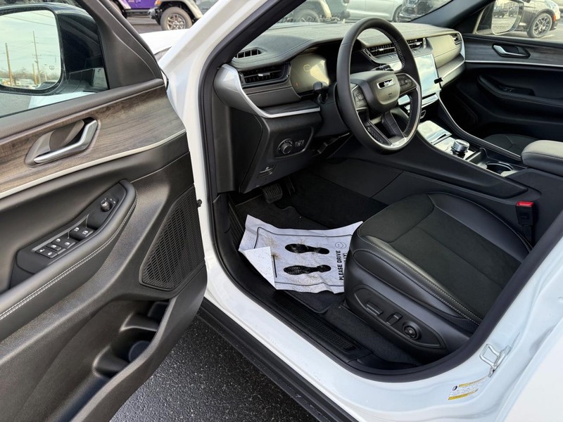 Jeep Grand Cherokee Vehicle Full-screen Gallery Image 18