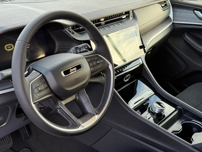 Jeep Grand Cherokee Vehicle Full-screen Gallery Image 20