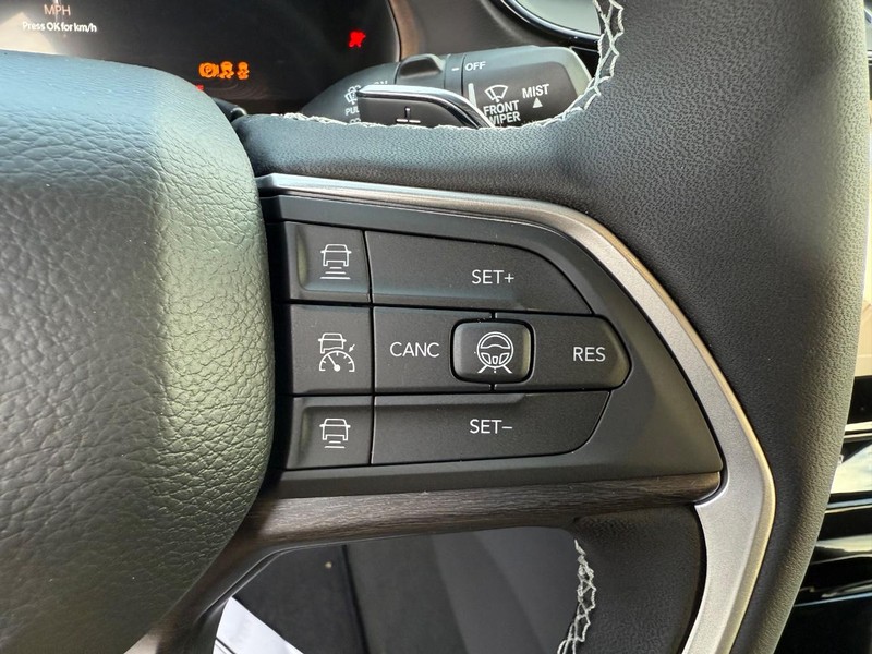 Jeep Grand Cherokee Vehicle Full-screen Gallery Image 22