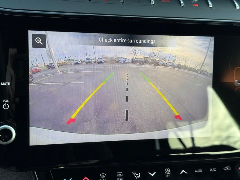 Jeep Grand Cherokee Vehicle Full-screen Gallery Image 25