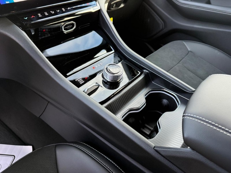 Jeep Grand Cherokee Vehicle Full-screen Gallery Image 26