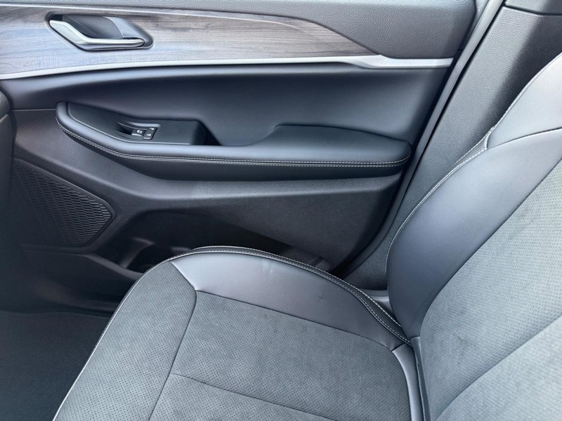 Jeep Grand Cherokee Vehicle Full-screen Gallery Image 27