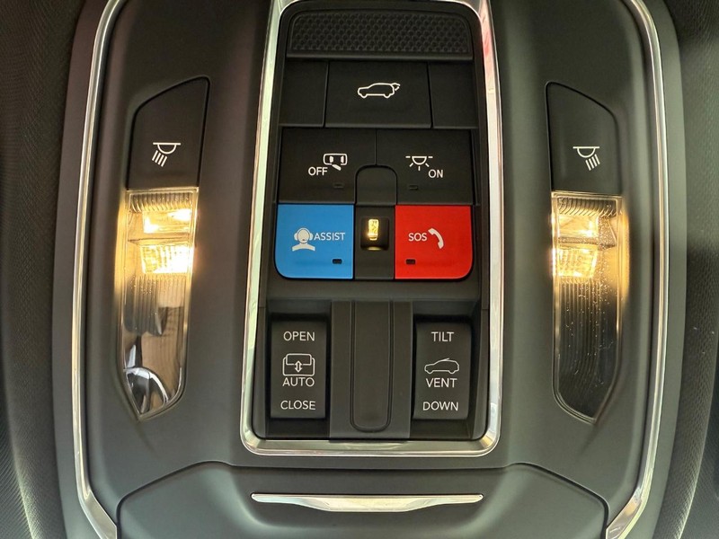 Jeep Grand Cherokee Vehicle Full-screen Gallery Image 28