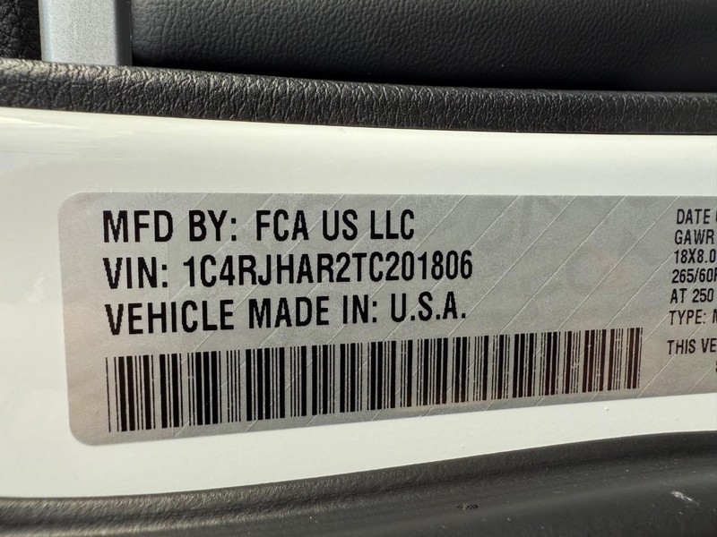 Jeep Grand Cherokee Vehicle Full-screen Gallery Image 32