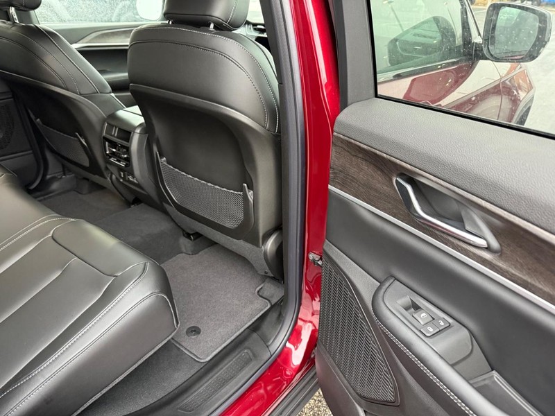 Jeep Grand Cherokee Vehicle Full-screen Gallery Image 13