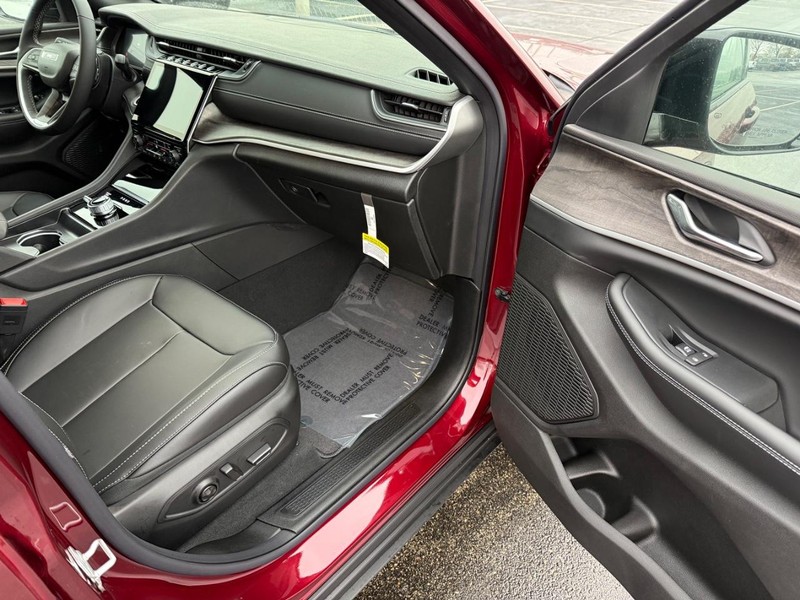 Jeep Grand Cherokee Vehicle Full-screen Gallery Image 16