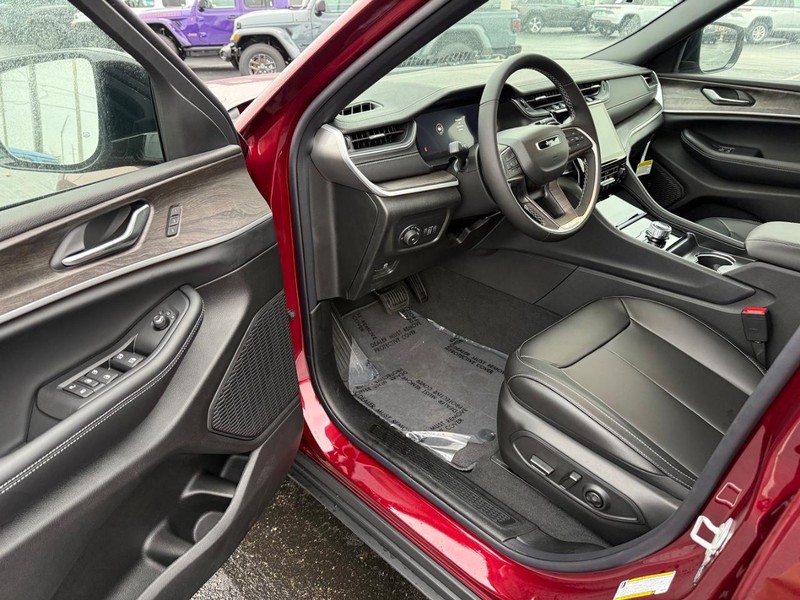 Jeep Grand Cherokee Vehicle Full-screen Gallery Image 18