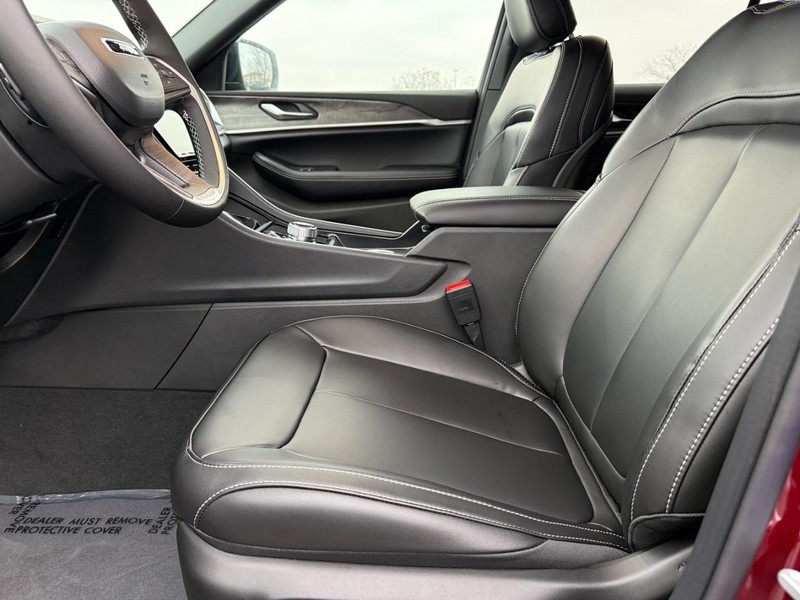 Jeep Grand Cherokee Vehicle Full-screen Gallery Image 19