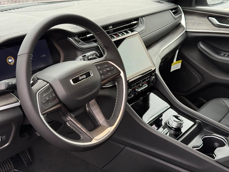 Jeep Grand Cherokee Vehicle Full-screen Gallery Image 20