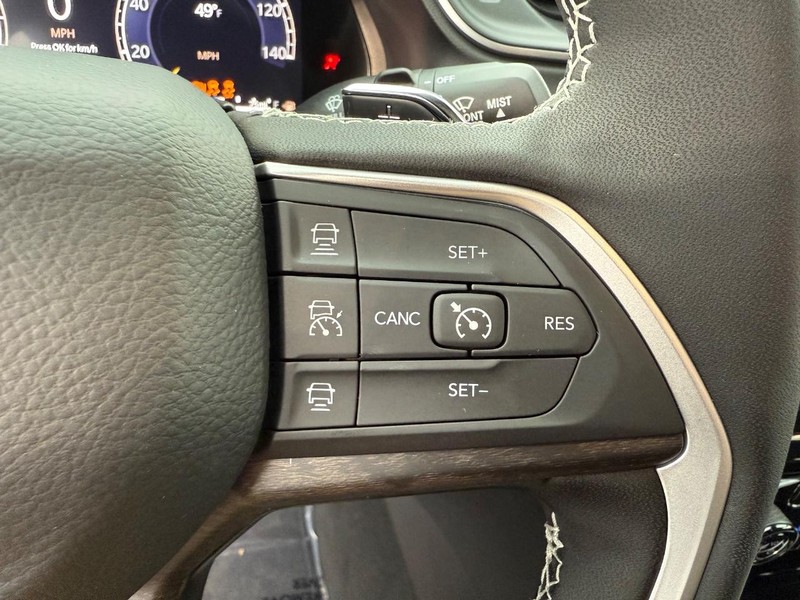 Jeep Grand Cherokee Vehicle Full-screen Gallery Image 22