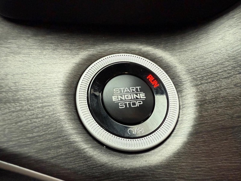 Jeep Grand Cherokee Vehicle Full-screen Gallery Image 23