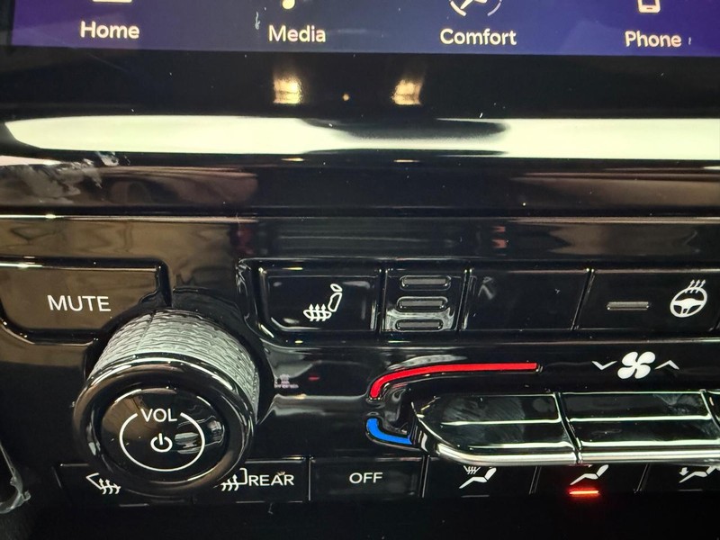 Jeep Grand Cherokee Vehicle Full-screen Gallery Image 24