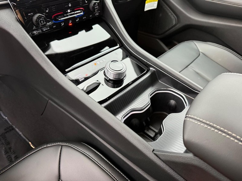 Jeep Grand Cherokee Vehicle Full-screen Gallery Image 28