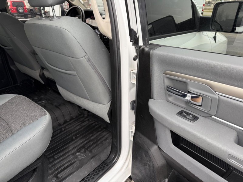 Ram 1500 Classic Vehicle Full-screen Gallery Image 12