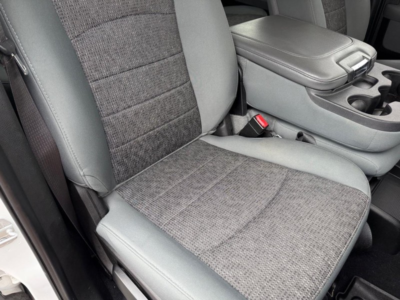 Ram 1500 Classic Vehicle Full-screen Gallery Image 16