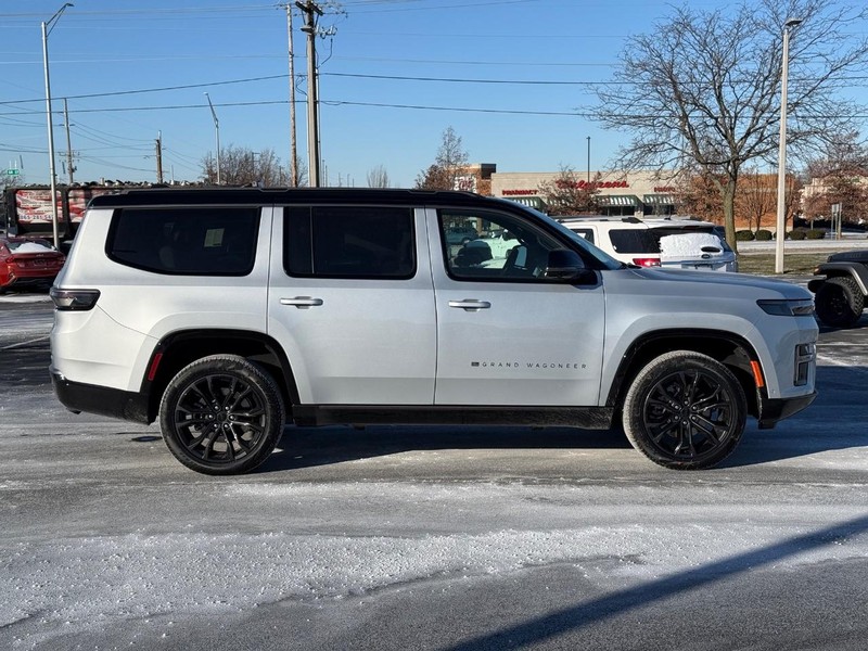 Jeep Grand Wagoneer Vehicle Full-screen Gallery Image 2