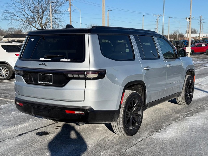 Jeep Grand Wagoneer Vehicle Full-screen Gallery Image 3