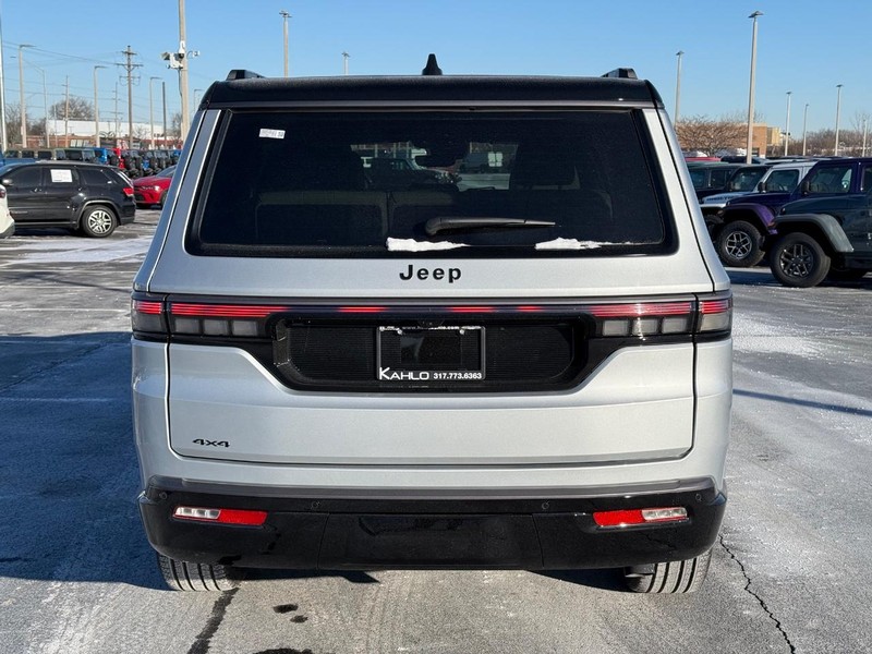 Jeep Grand Wagoneer Vehicle Full-screen Gallery Image 4