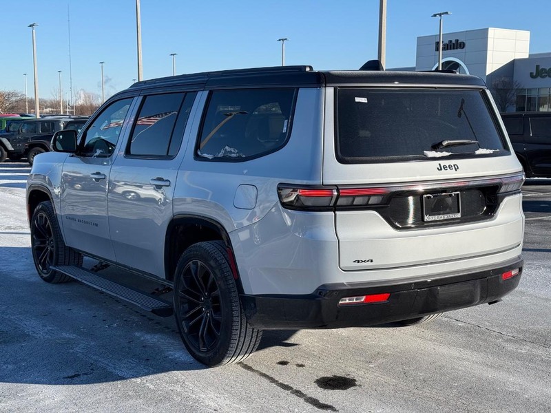 Jeep Grand Wagoneer Vehicle Full-screen Gallery Image 5