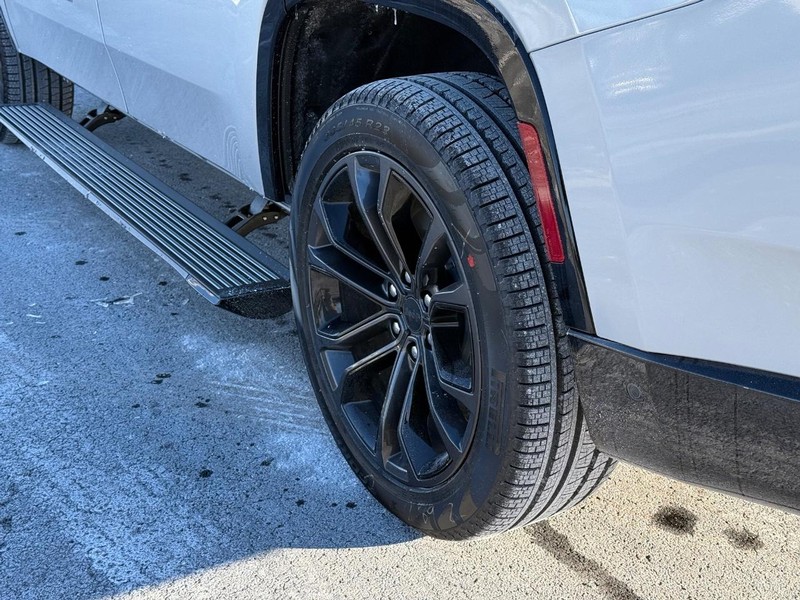 Jeep Grand Wagoneer Vehicle Full-screen Gallery Image 6