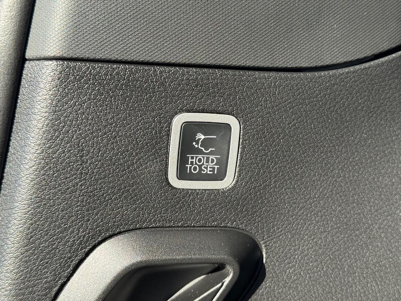 Jeep Grand Wagoneer Vehicle Full-screen Gallery Image 8