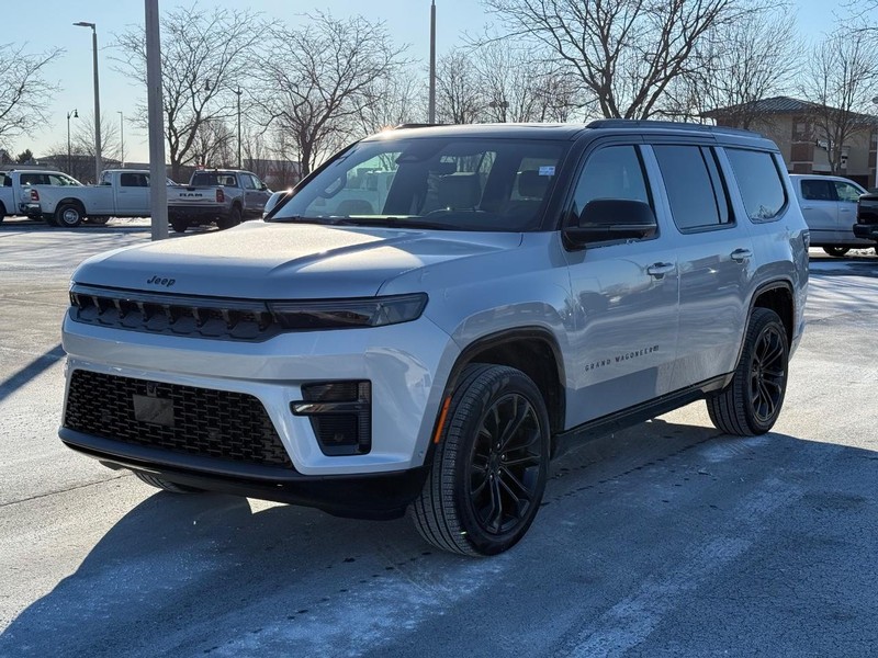 Jeep Grand Wagoneer Vehicle Full-screen Gallery Image 9