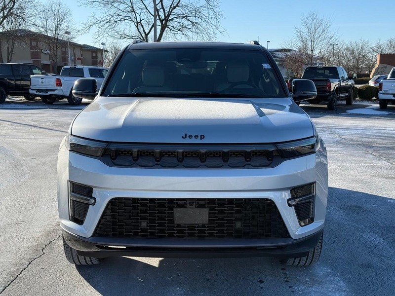 Jeep Grand Wagoneer Vehicle Full-screen Gallery Image 10