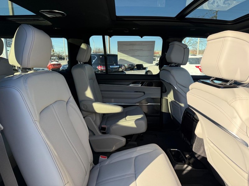 Jeep Grand Wagoneer Vehicle Full-screen Gallery Image 11