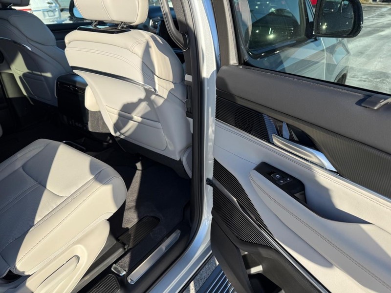 Jeep Grand Wagoneer Vehicle Full-screen Gallery Image 12