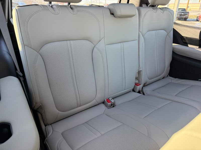 Jeep Grand Wagoneer Vehicle Full-screen Gallery Image 13