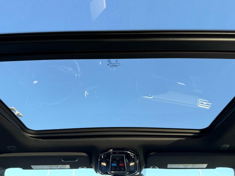 Jeep Grand Wagoneer Vehicle Full-screen Gallery Image 14